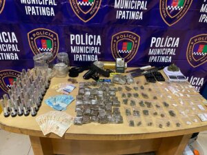 Polícia Municipal de Ipatinga apreende vasta quantidade de drogas e prende traficante. soaquinoticias